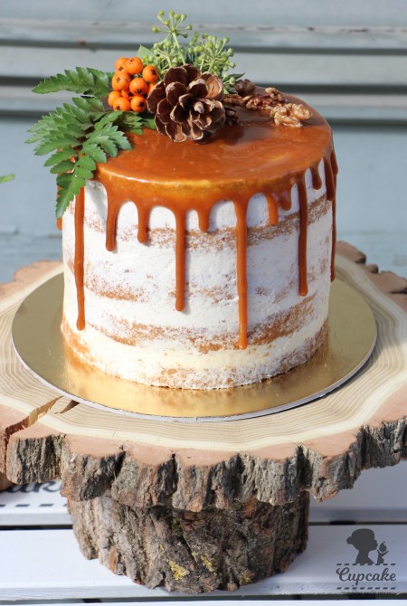 Naked cake - karamellel csurgatva