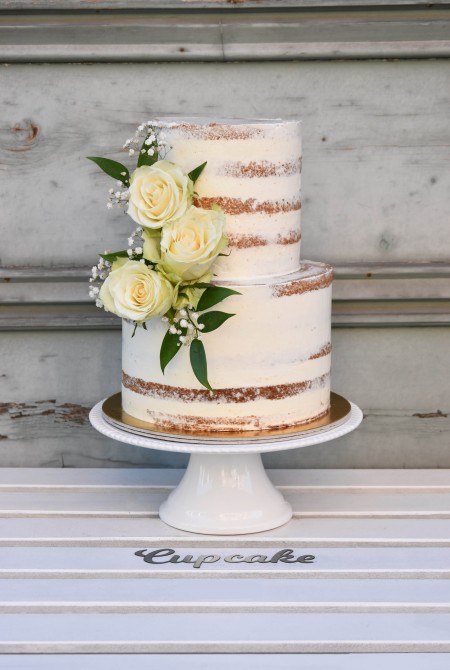 Naked cake - Fehér rózsával