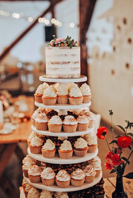 Cupcake torony + Naked cake mezei virágokkal