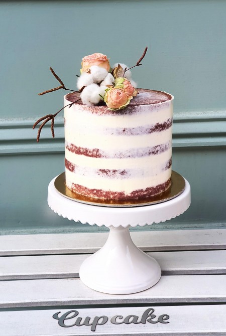 Őszi naked cake rózsával