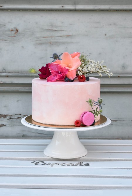 Nyári virágos torta - fehércsokiburkolással