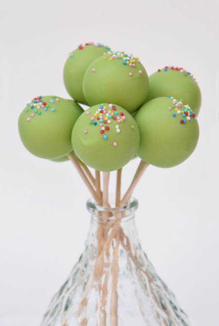 Világoszöld cake pop - színes szórással