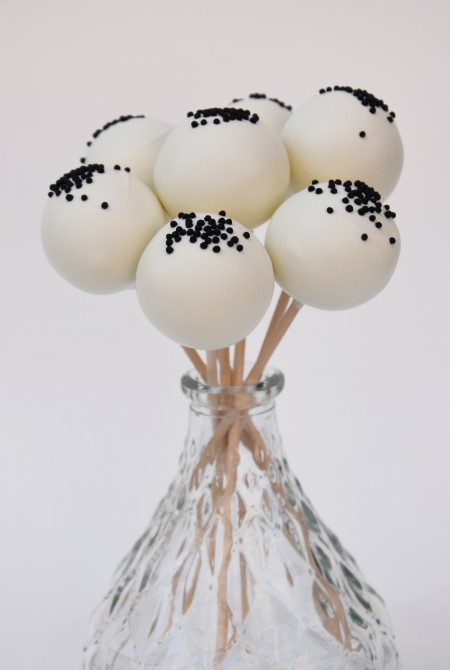 Fehér cake pop - fekete szórással