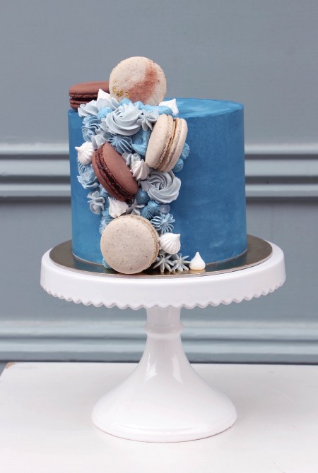 Macaronnal díszített torta kék fehércsoki burkolással