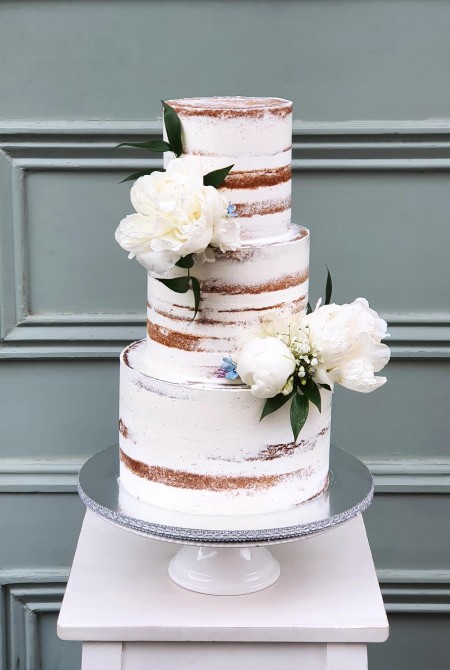 Naked cake fehér peoniával