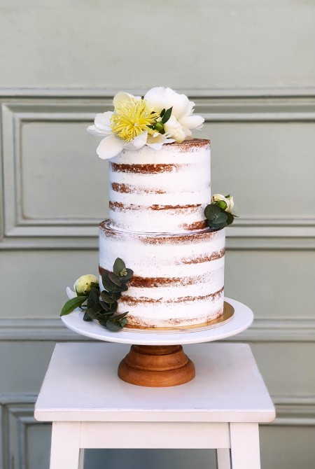 Naked cake fehér peoniával 2.