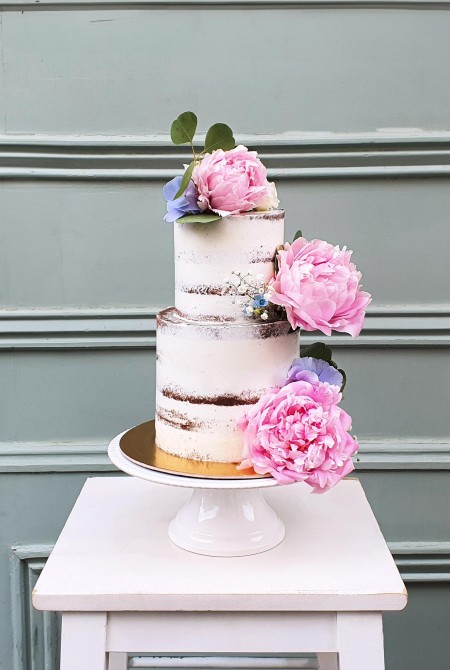 Rózsaszín peoniás naked cake