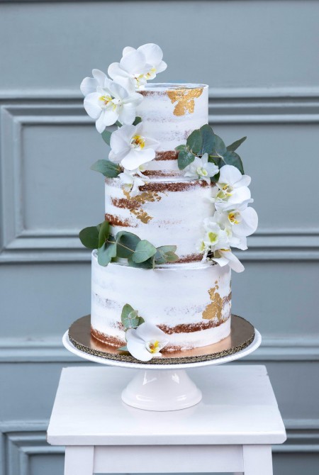 Naked cake fehér orchideával